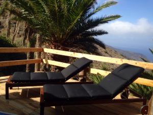 Casa Alma Terrasse mit zwei schwarzen Liegestühlen und Meerblick 