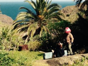 „Sonnenuntergang über Finca Montoro auf La Gomera – idyllische Ruhe und Natur genießen“ zwei kinder schatzsuche